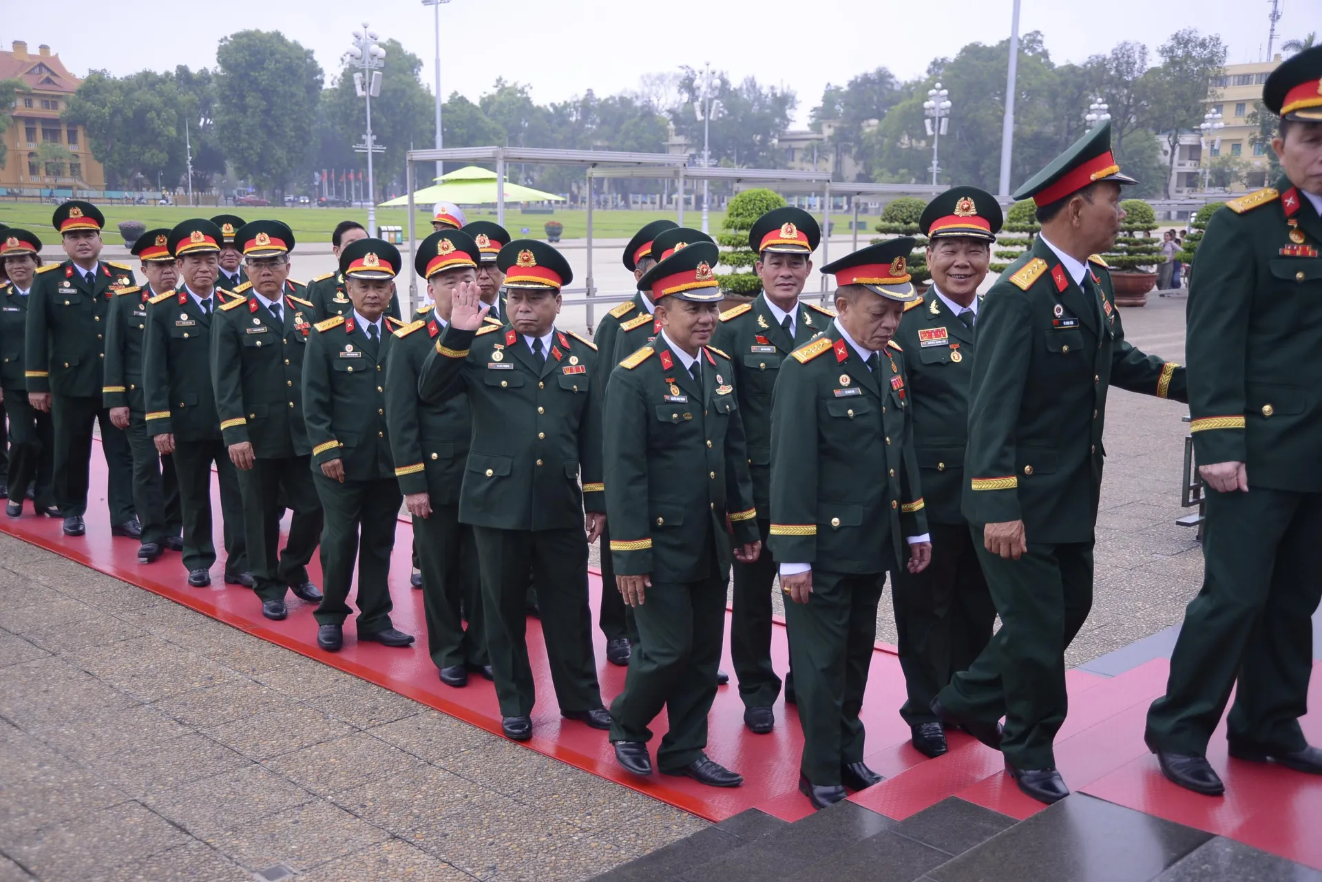 Các đại biểu đặt vòng hoa, vào Lăng viếng Chủ tịch Hồ Chí Minh. 17-0857