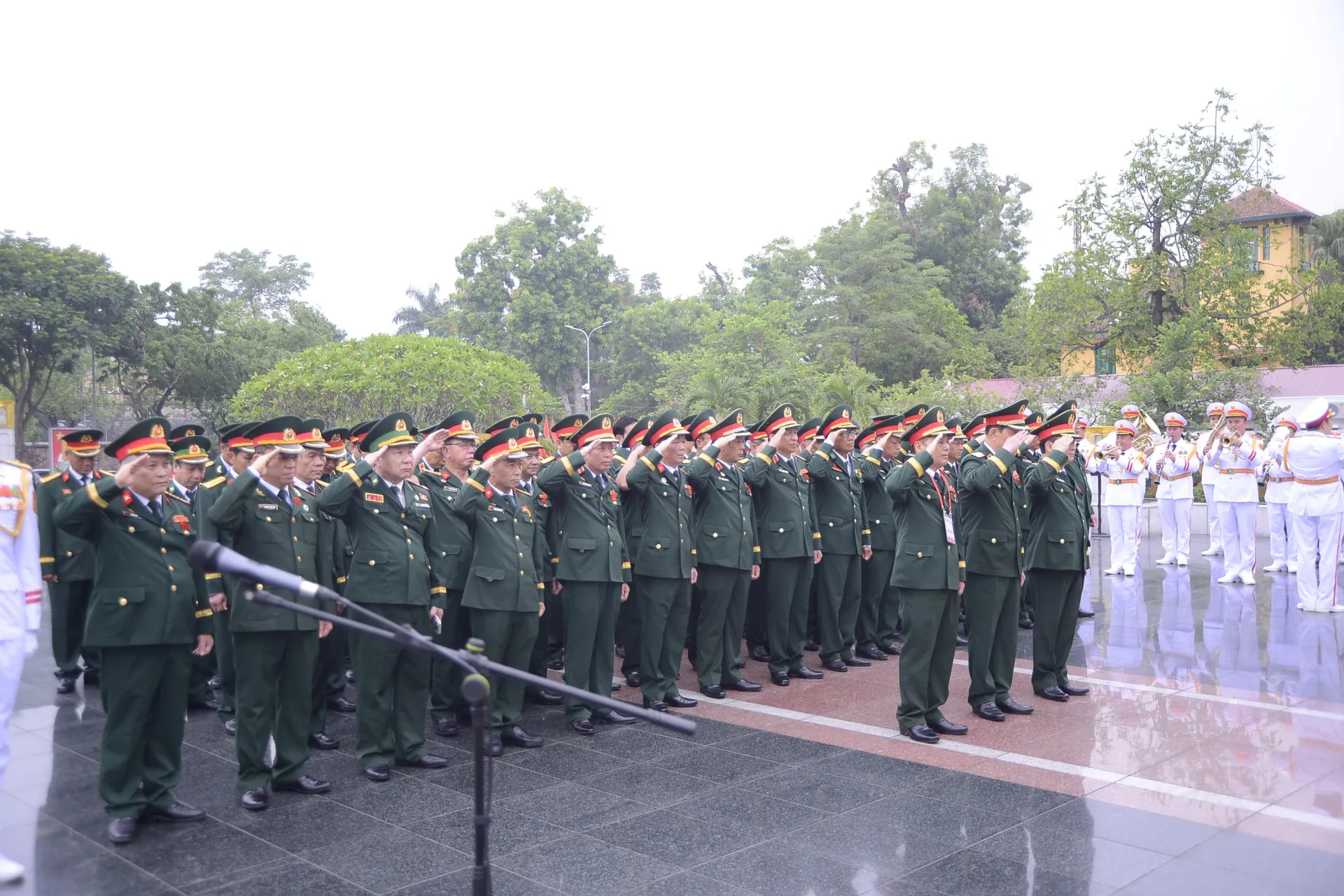 Các đại biểu đặt vòng hoa, dâng hương tưởng niệm các Anh hùng liệt sĩ tại Đài tưởng niệm các Anh hùng liệt sĩ (đường Bắc Sơn, Hà Nội). 20-0859