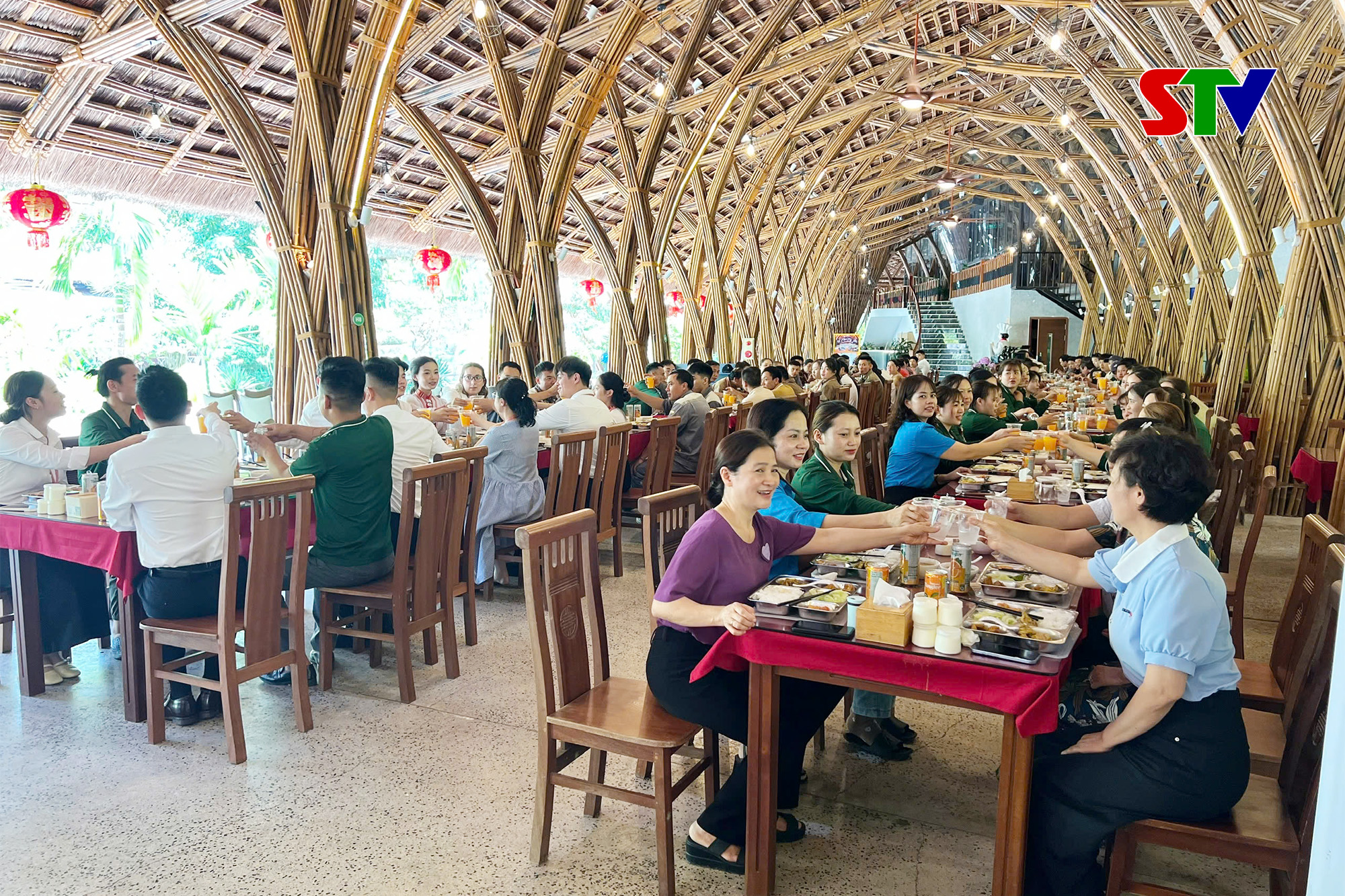 Ấm áp “Bữa cơm Công đoàn”