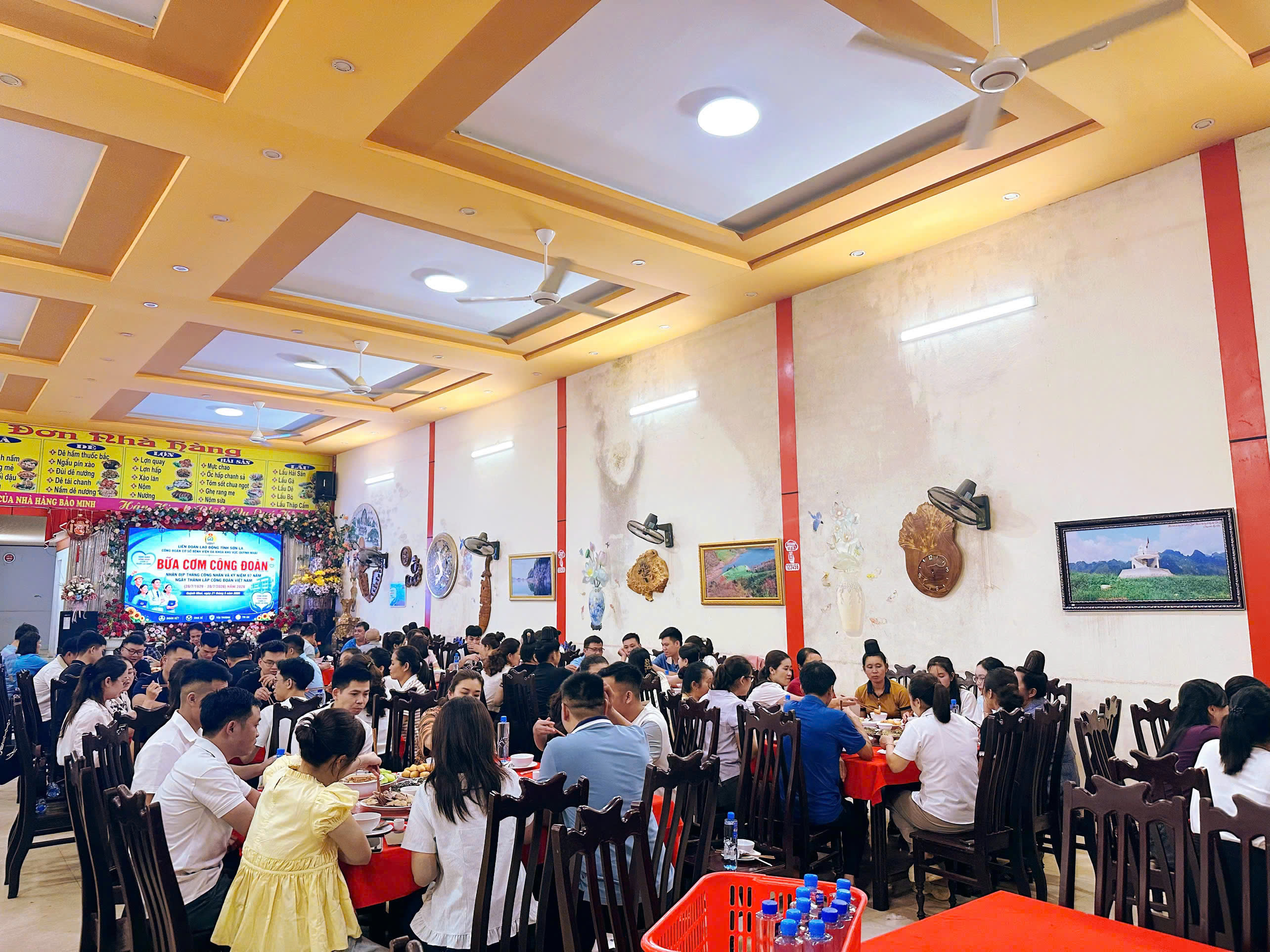 Ấm áp “Bữa cơm công đoàn” – Tri ân và kết nối đoàn viên tại Bệnh viện Đa khoa khu vực Quỳnh Nhai