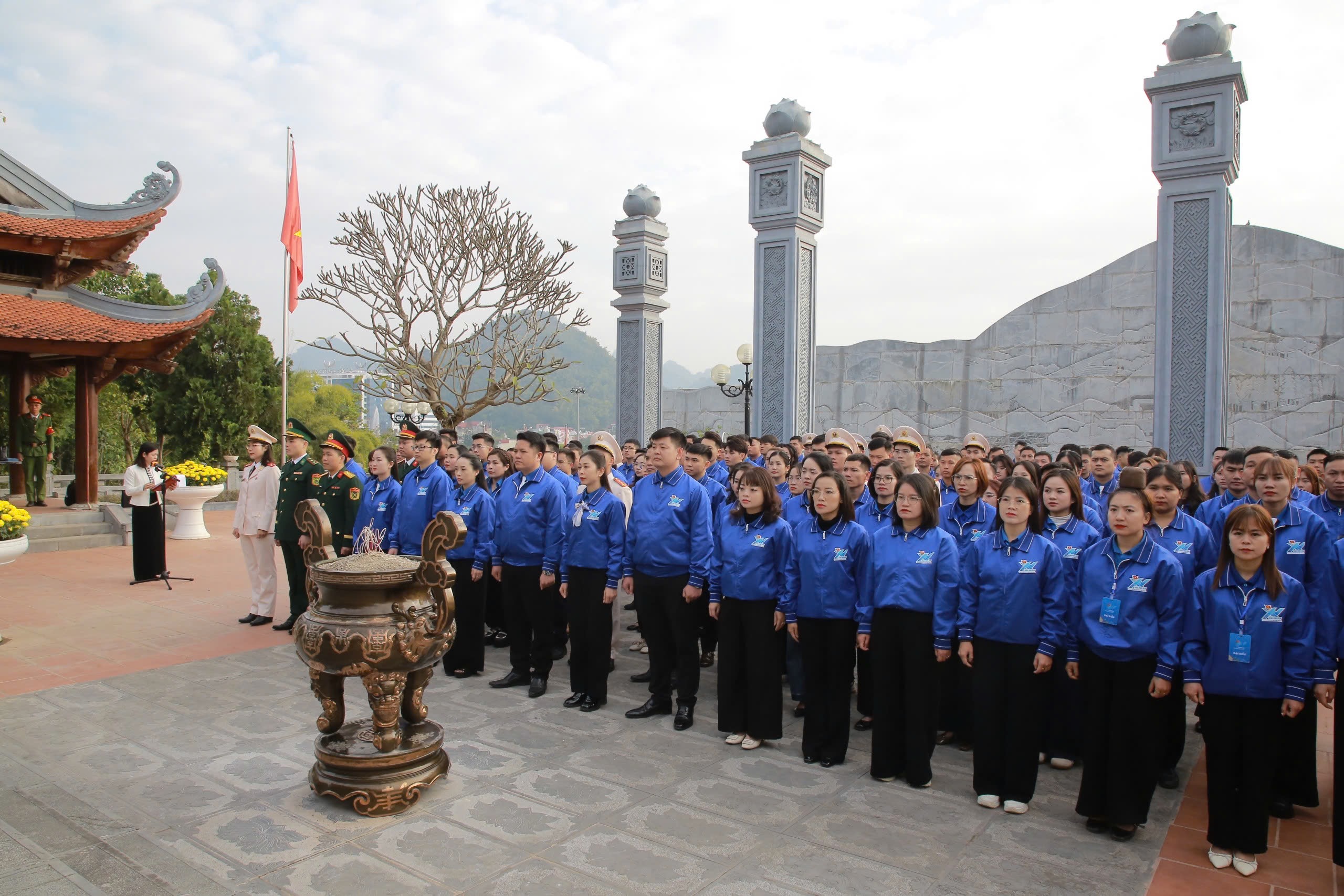 Dâng hương tưởng nhớ Chủ tịch Hồ Chí Minh và các anh hùng liệt sĩ