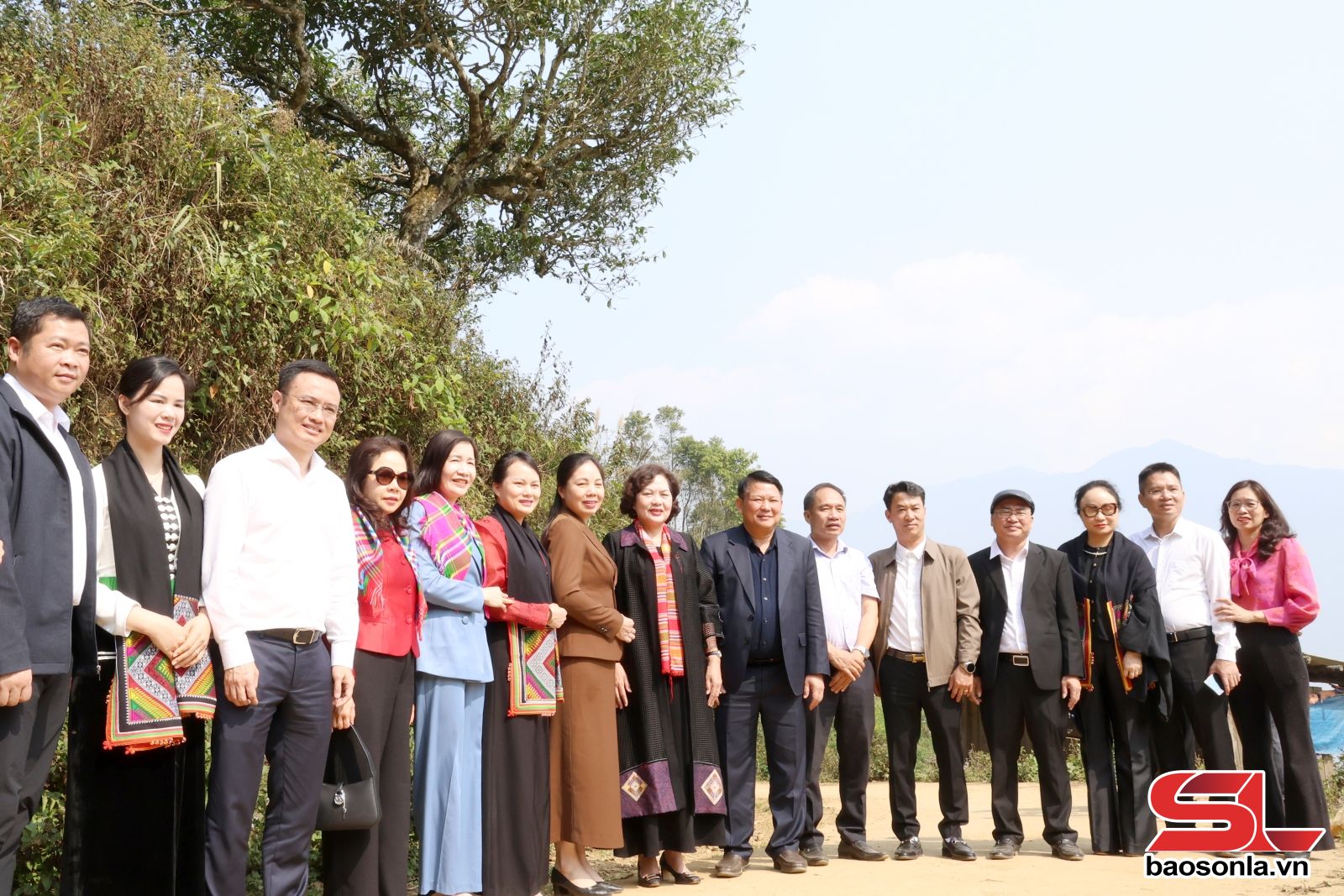 Đồng chí Thống đốc Ngân hàng Nhà nước Việt Nam thăm mô hình phát triển du lịch từ chè shan tuyết cổ thụ Tà Xùa