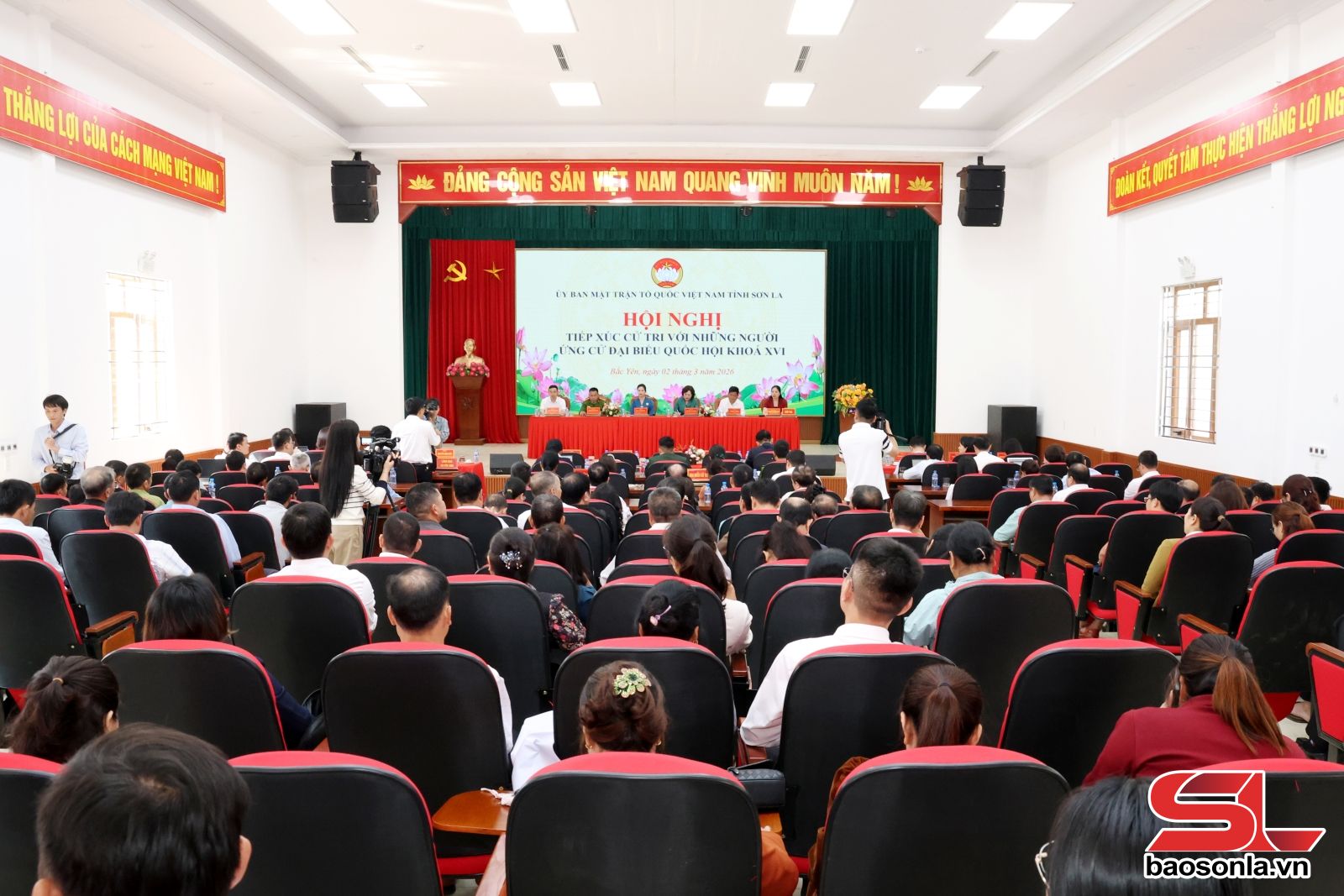 Thường xuyên giữ mối liên hệ chặt chẽ với cử tri