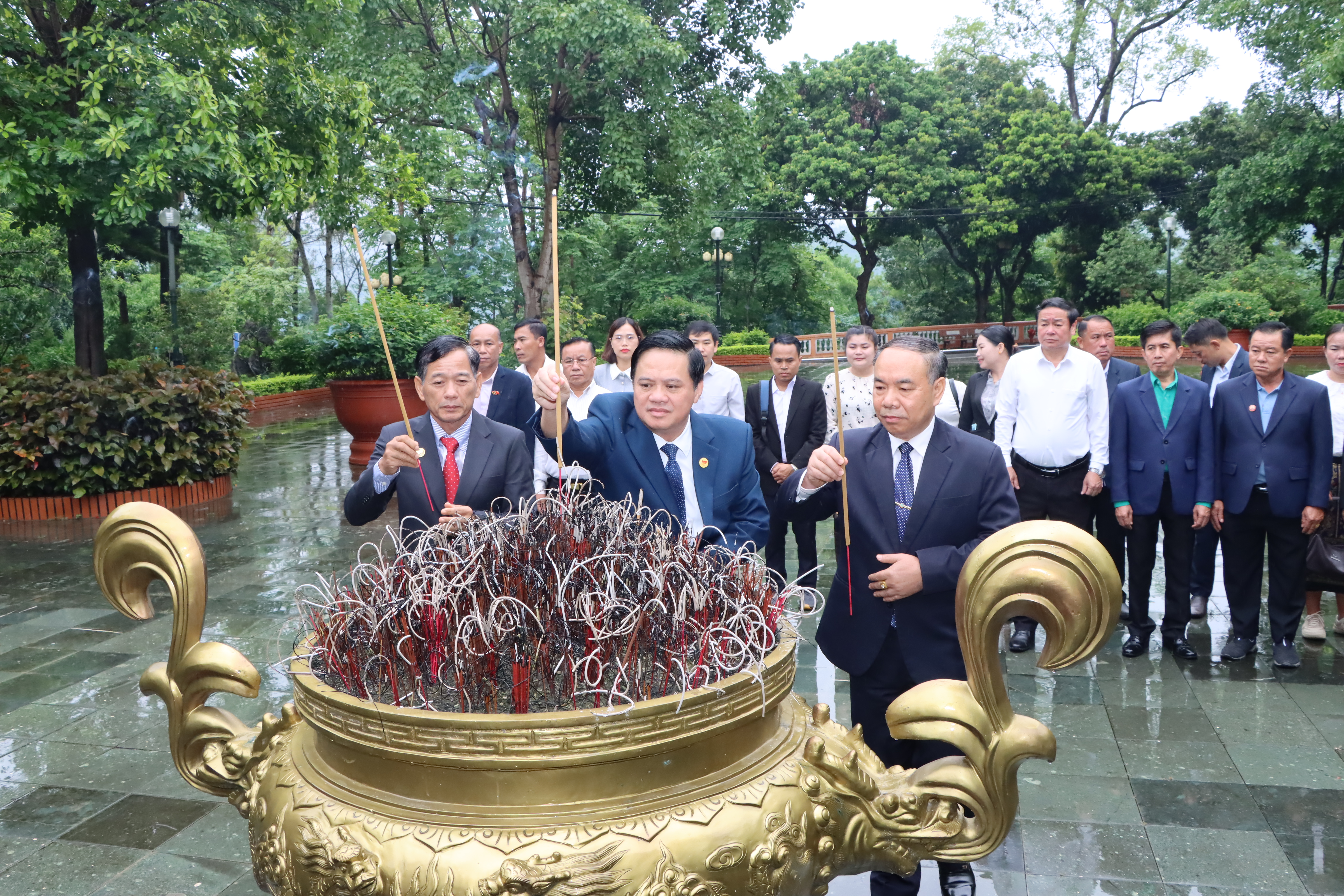 Đoàn đại biểu Mặt trận Lào xây dựng đất nước tỉnh Bò Kẹo và tỉnh U Đôm Xay dâng hương tưởng niệm các Anh hùng liệt sĩ Nhà tù Sơn La