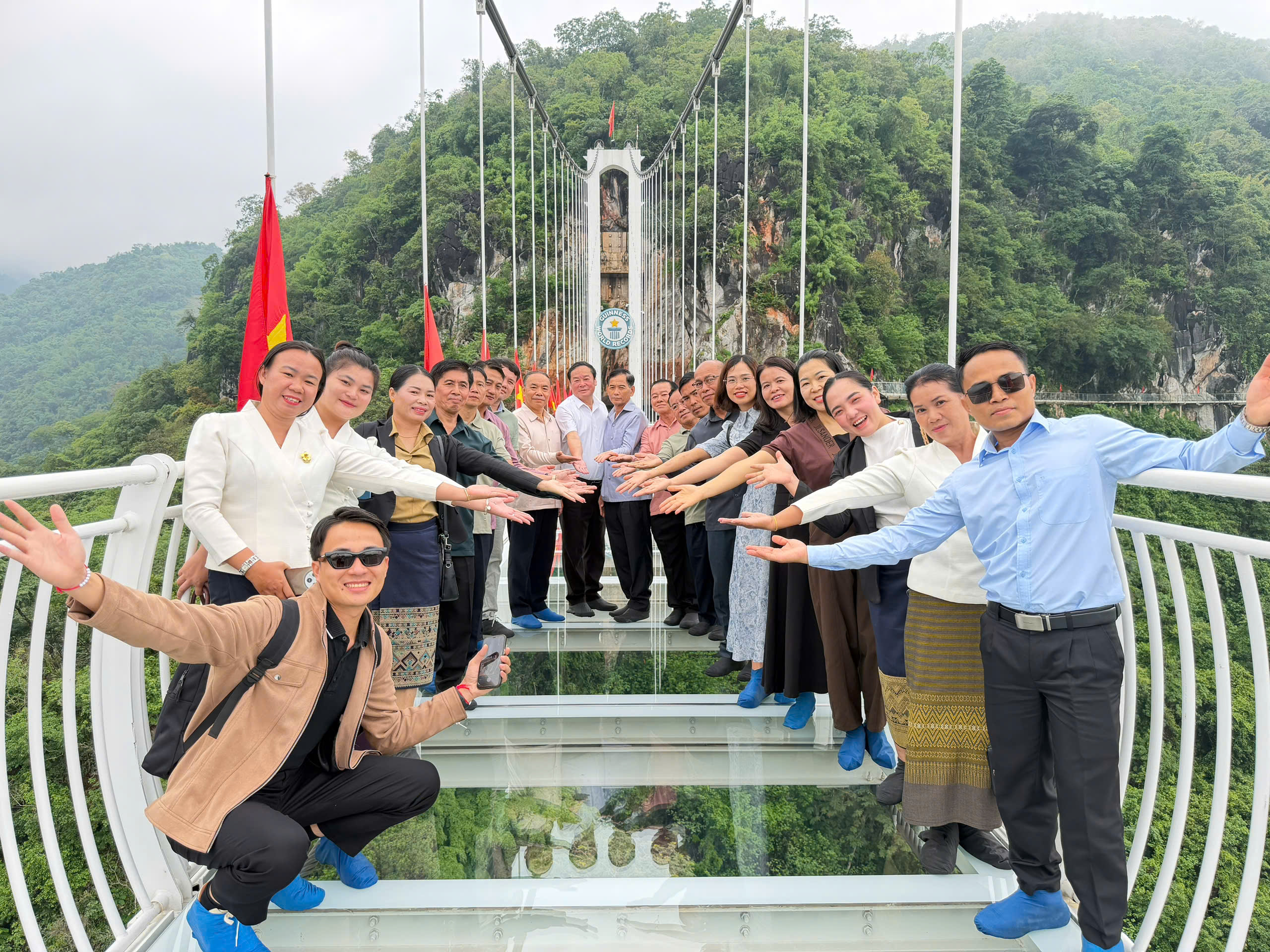 Đoàn đại biểu Mặt trận Lào xây dựng đất nước tỉnh Bò Kẹo và tỉnh U Đôm Xay thăm quan một số mô hình phát triển kinh tế và du lịch tiêu biểu tại phường Mộc Châu và Mộc Sơn.