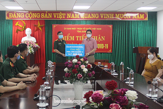 Bộ CHQS tỉnh ủng hộ 147 triệu đồng cho công tác phòng, chống dịch COVID-19