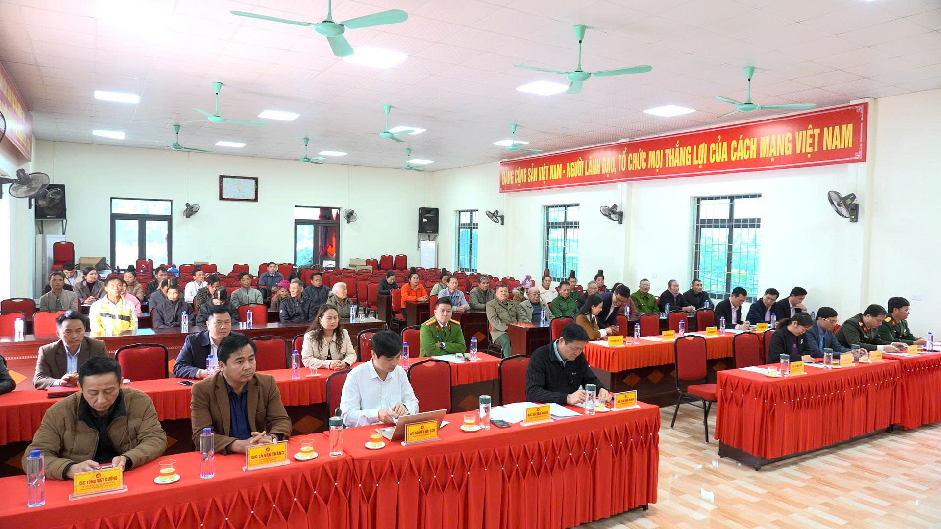 Đoàn công tác của Thường trực Tỉnh uỷ thăm và tặng quà Tết tại xã Chiềng Mai