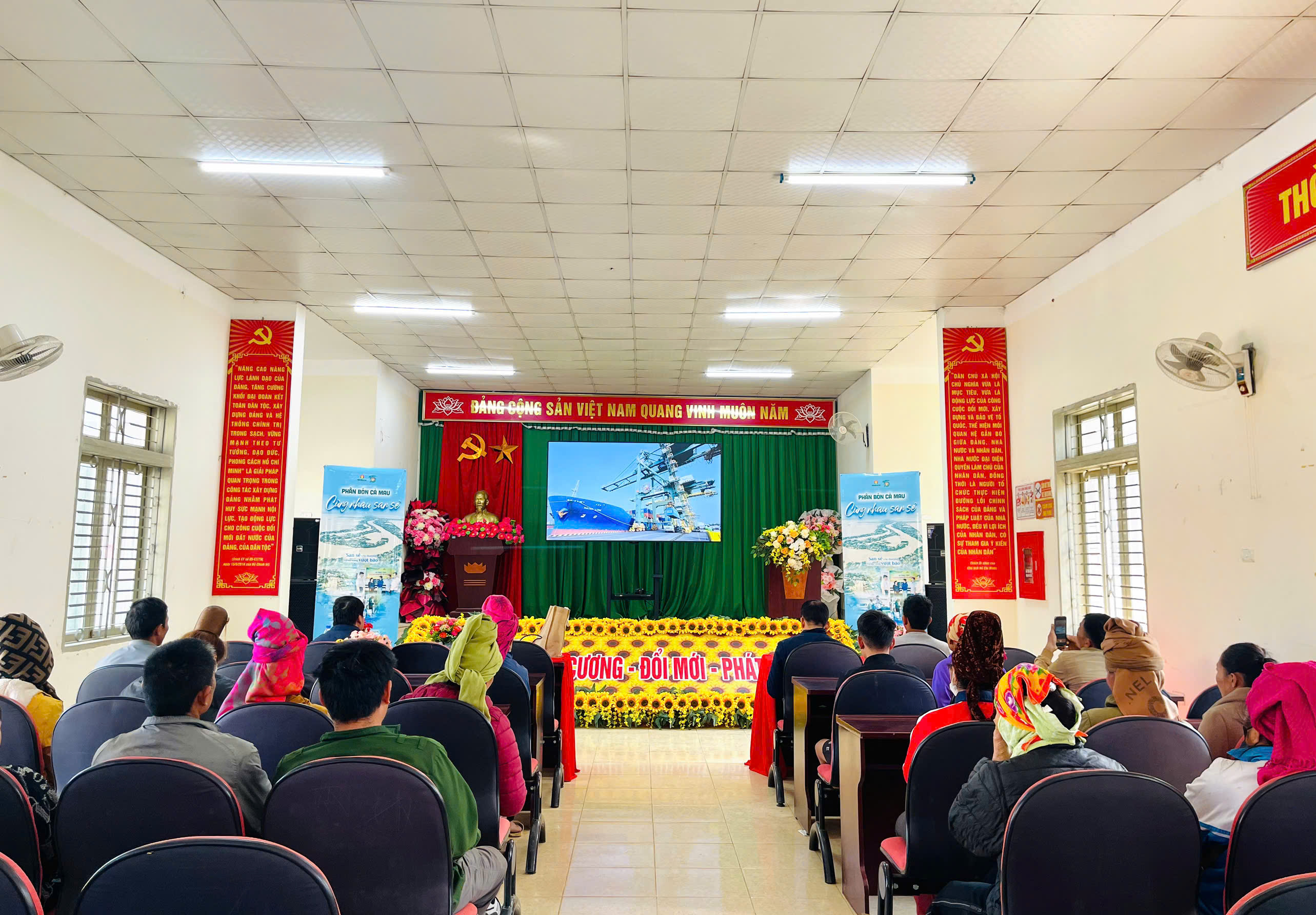Chương trình an sinh xã hội khắc phục hậu quả bão lũ “Phân bón Cà Mau - Cùng nhau san sẻ”