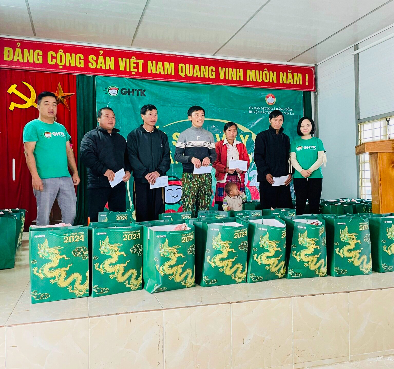 Trao quà Tết cho hộ nghèo, người có hoàn cảnh khó khăn tại xã Háng Đồng