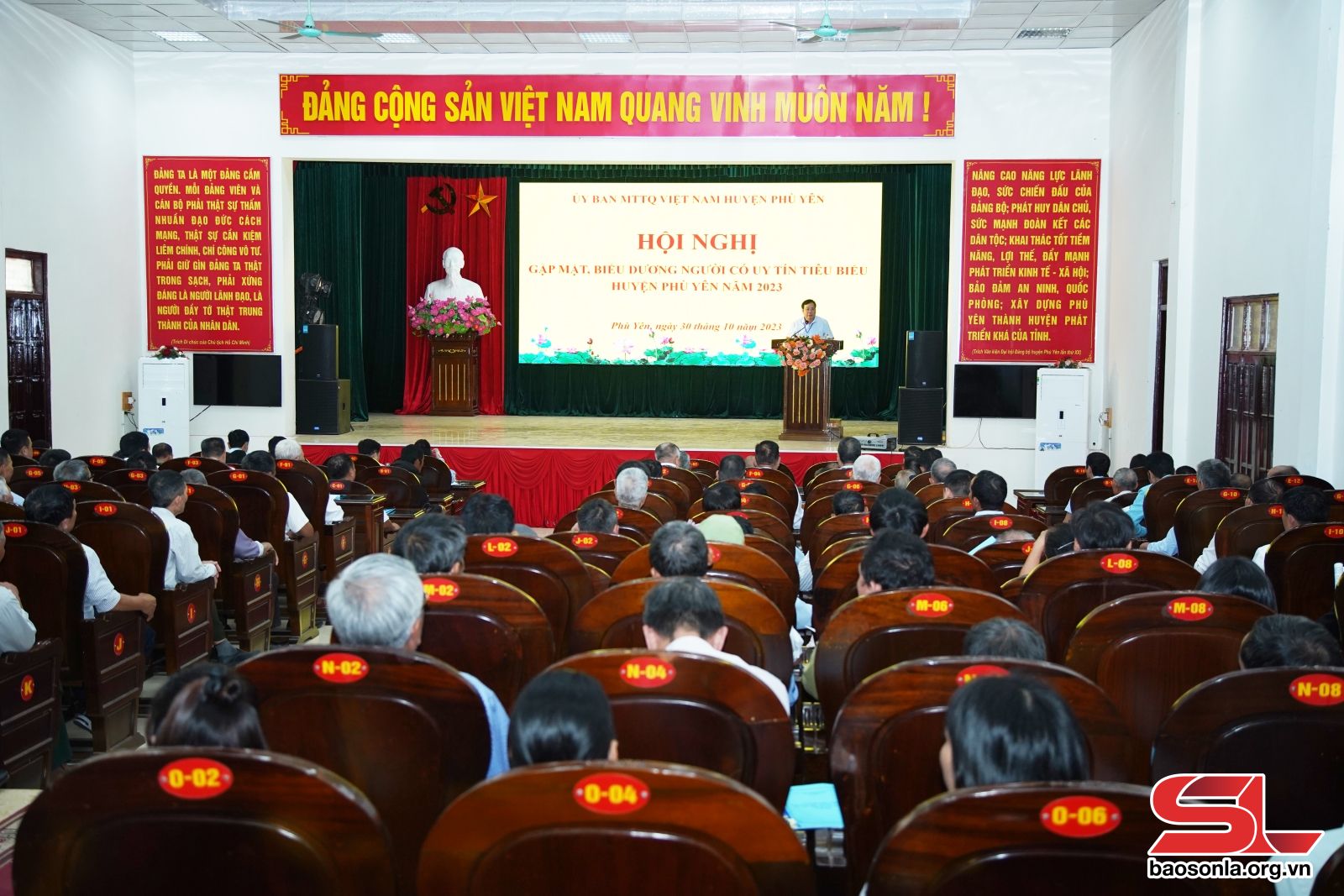 Gặp mặt, biểu dương người có uy tín tiêu biểu huyện Phù Yên năm 2023