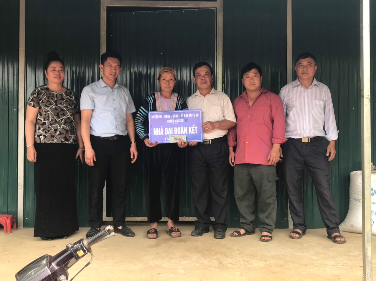 MAI SƠN XOÁ THÊM 09 NHÀ TẠM CHO HỘ NGHÈO
